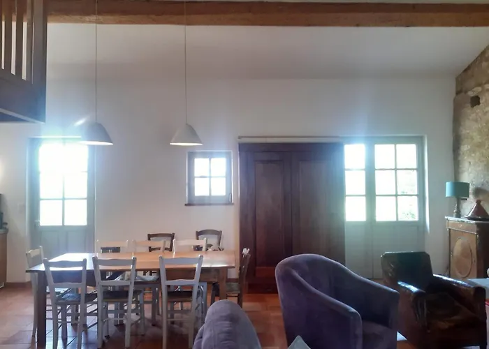 Le Pigeonnier Au Dessus Du *